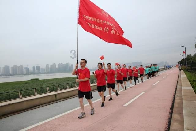 光斑逆时针旋转30度 人类史上首张黑洞照片主角M87新图来了！